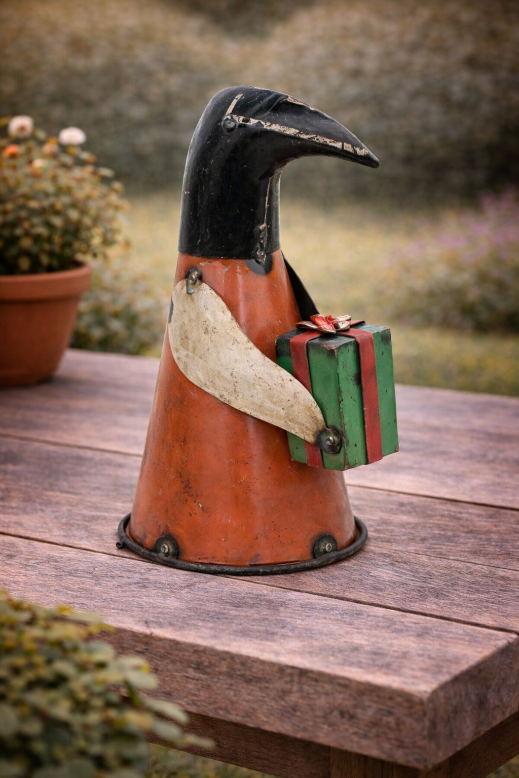 PENGUIN WITH GIFT