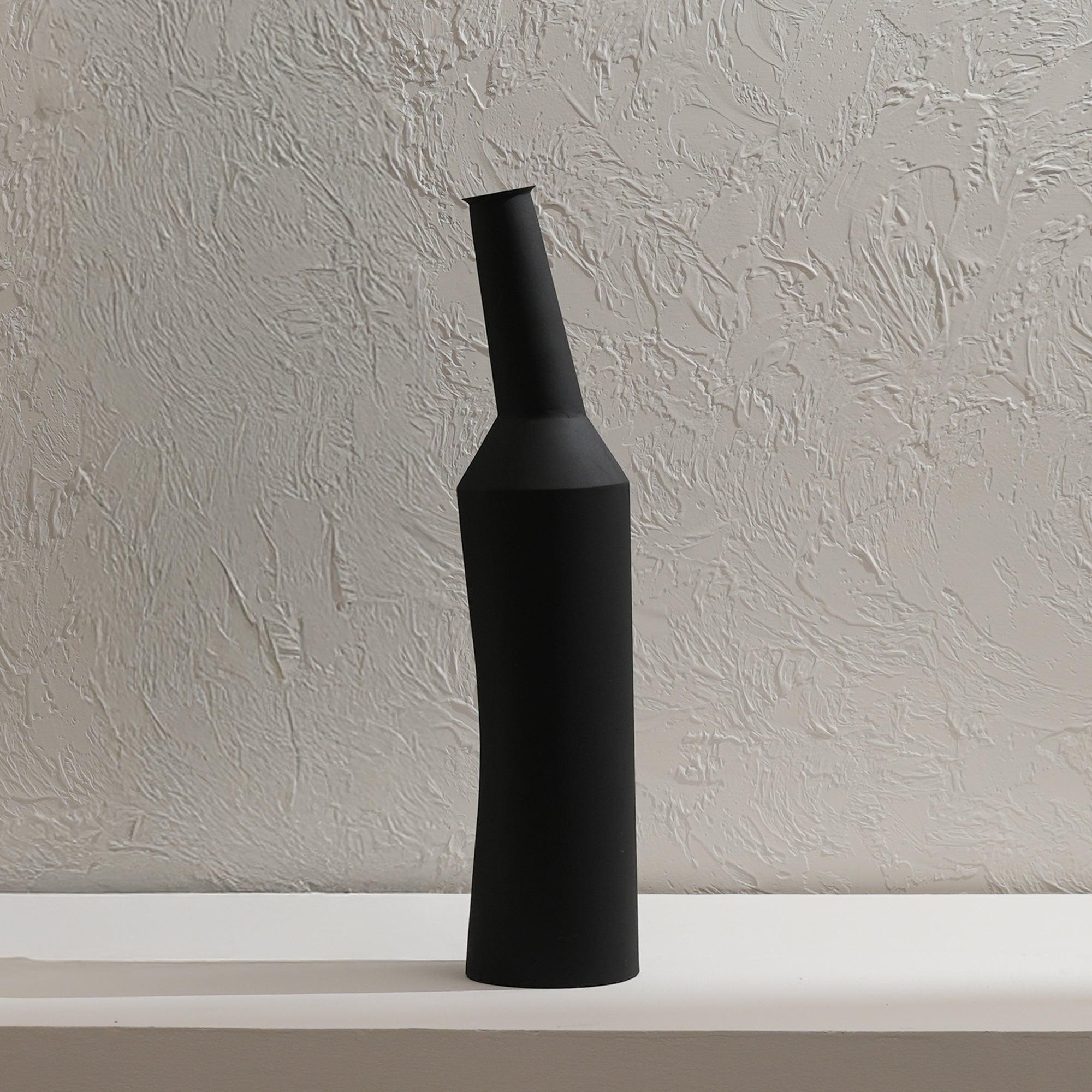 Elegant Tall Vase – Decorative Centerpiece for Modern Interiors