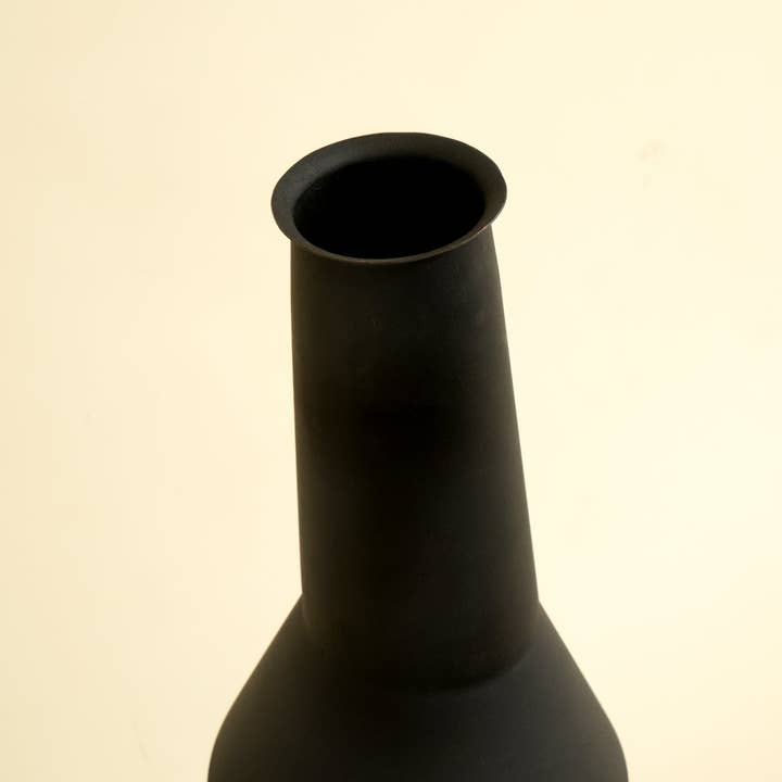 Elegant Tall Vase – Decorative Centerpiece for Modern Interiors