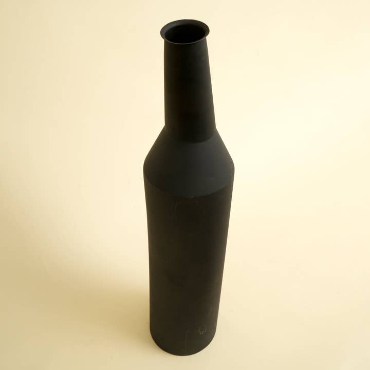 Elegant Tall Vase – Decorative Centerpiece for Modern Interiors