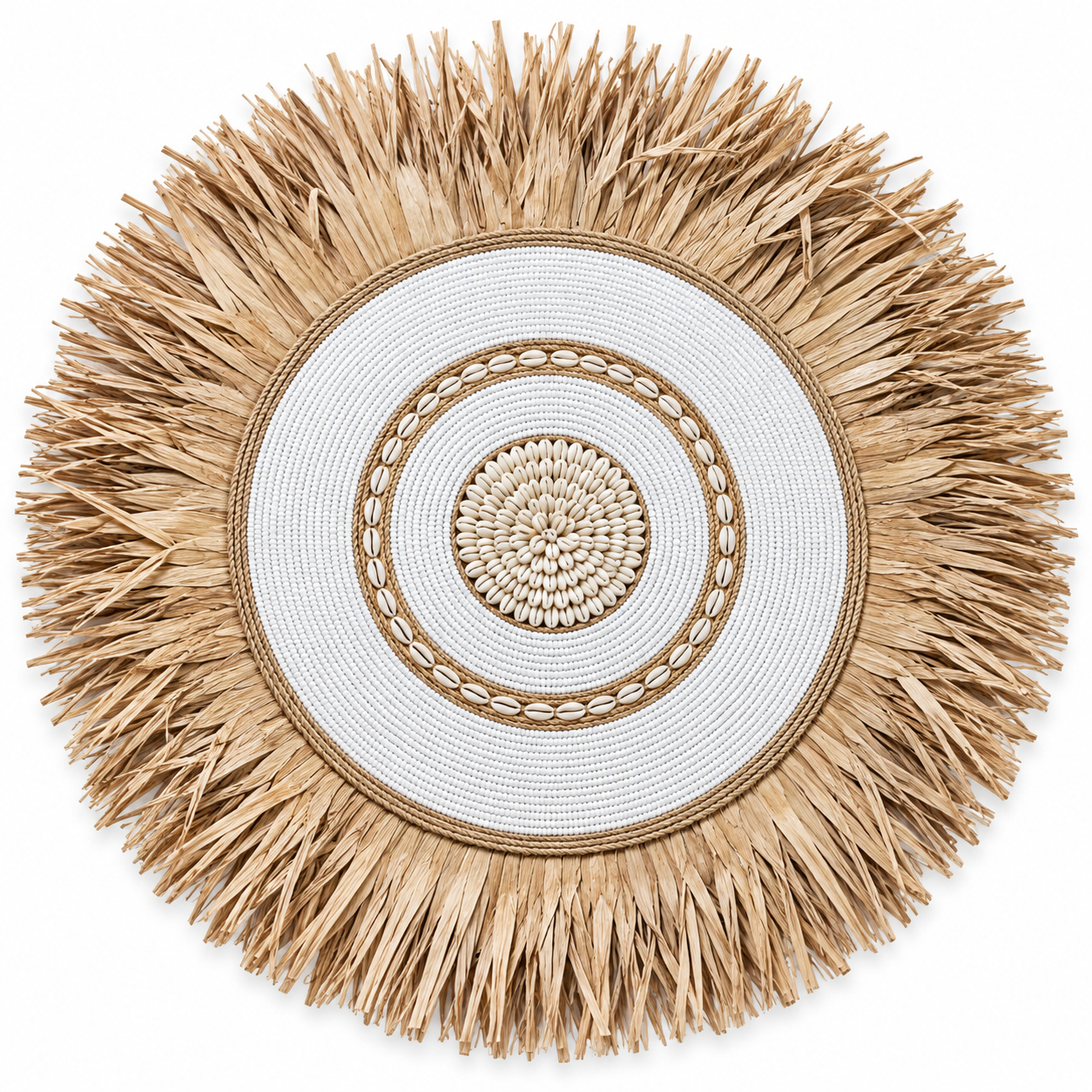 Raffia wandhanger met witte kralen en schelpen