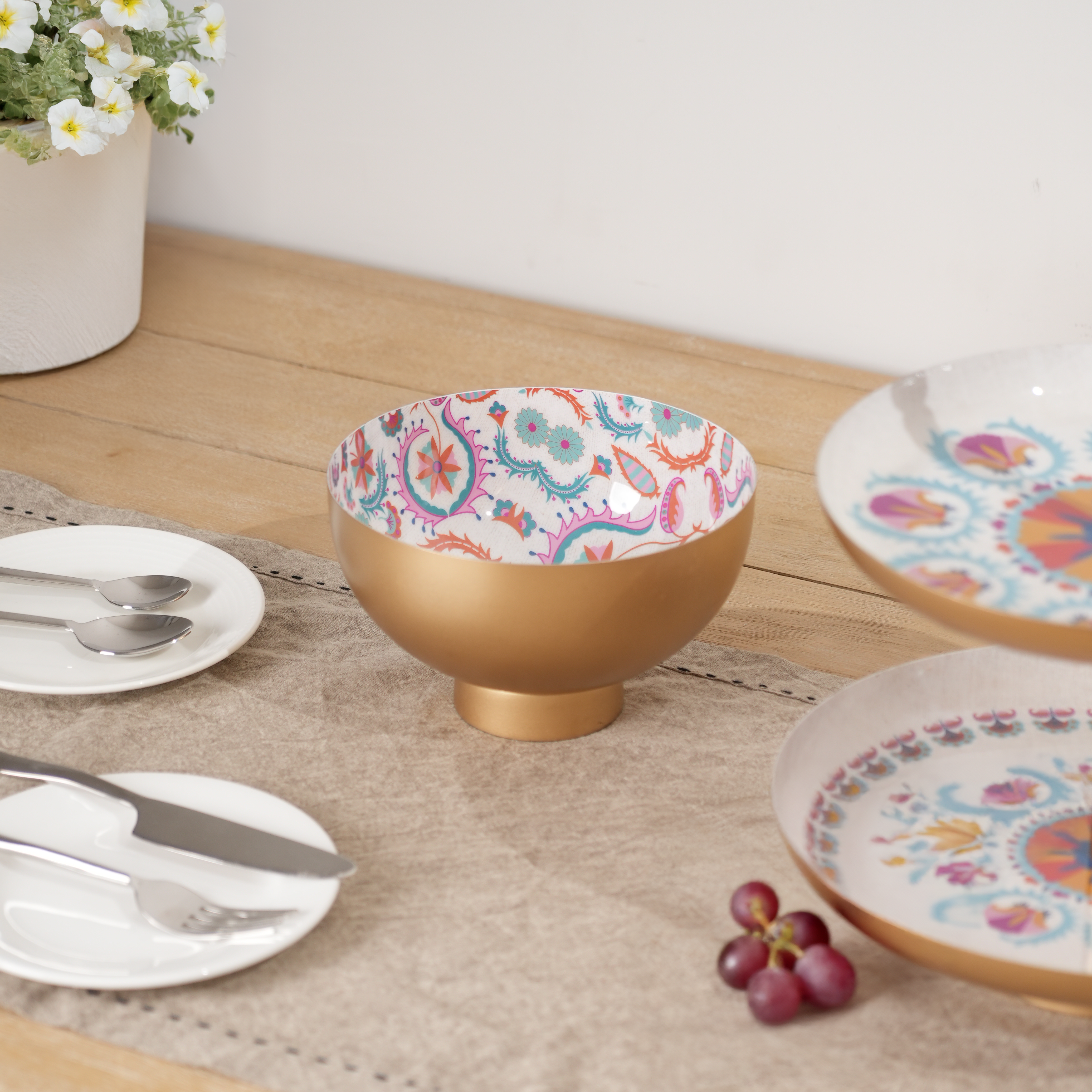 Round Enamel Metal Serving Bowl – Rustic Kitchen & Dining Tableware